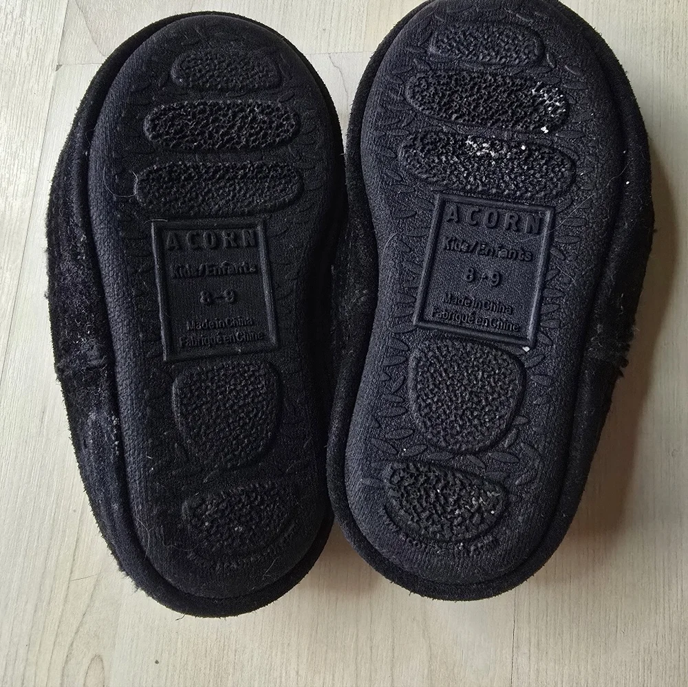 Acorn Slippers Size 8/9
